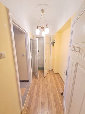 Дом во дворе, закрытый двор, вход с улицы, лестничная клетка после косметического Рига - изображение 18