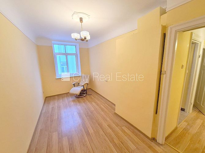 Дом во дворе, закрытый двор, вход с улицы, лестничная клетка после косметического Рига - изображение 1