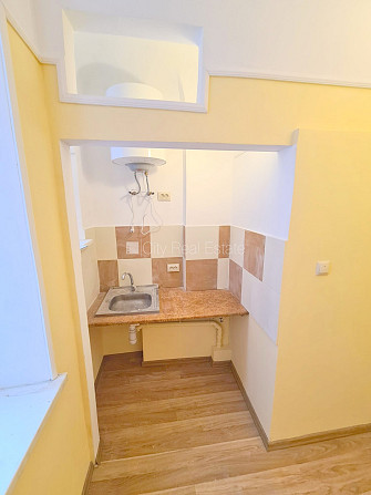 Дом во дворе, закрытый двор, вход с улицы, лестничная клетка после косметического Рига - изображение 10