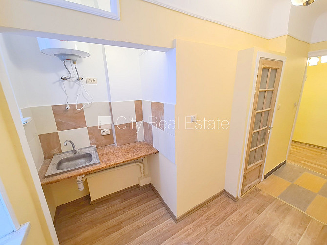 Дом во дворе, закрытый двор, вход с улицы, лестничная клетка после косметического Рига - изображение 8