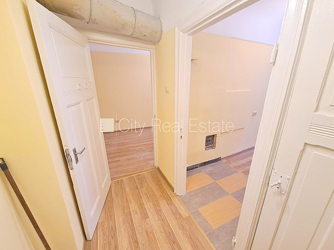 Дом во дворе, закрытый двор, вход с улицы, лестничная клетка после косметического Рига - изображение 6