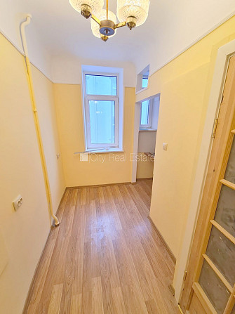 Дом во дворе, закрытый двор, вход с улицы, лестничная клетка после косметического Рига - изображение 13