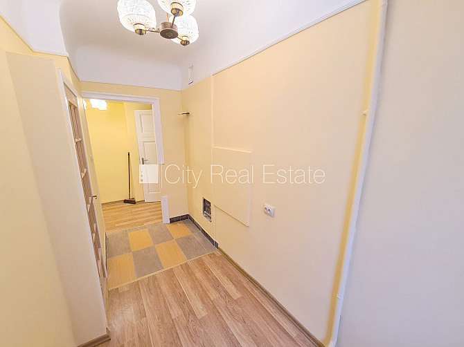 Дом во дворе, закрытый двор, вход с улицы, лестничная клетка после косметического Рига - изображение 12