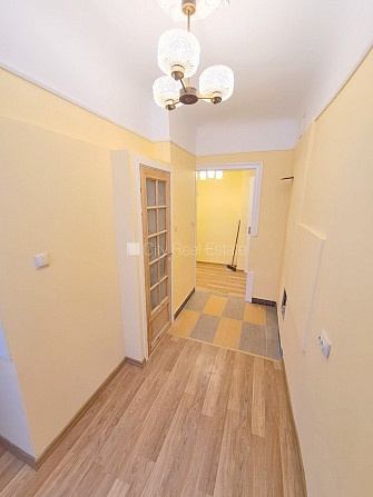 Дом во дворе, закрытый двор, вход с улицы, лестничная клетка после косметического Рига - изображение 11