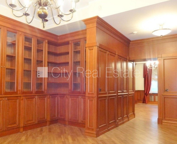 Фасадный дом, вход с улицы, лестничная клетка после косметического ремонта, окна Рига - изображение 4