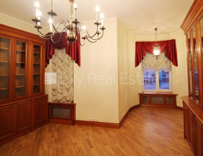 Фасадный дом, вход с улицы, лестничная клетка после косметического ремонта, окна Рига - изображение 11