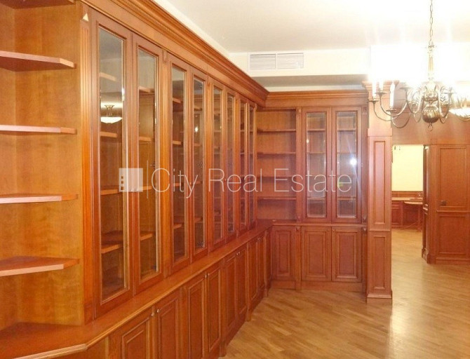 Фасадный дом, вход с улицы, лестничная клетка после косметического ремонта, окна Рига - изображение 10