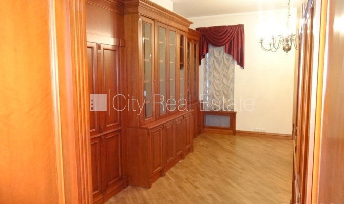 Фасадный дом, вход с улицы, лестничная клетка после косметического ремонта, окна Рига - изображение 7