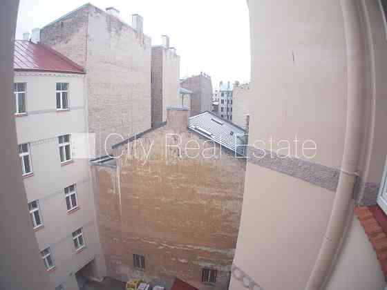 Фасадный дом, вход с улицы, лифт, лестничная клетка после косметического ремонта, Рига