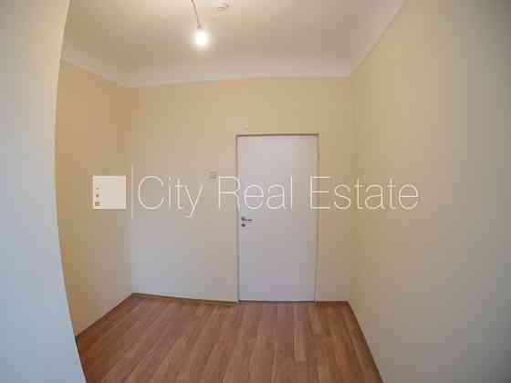 Фасадный дом, вход с улицы, лифт, лестничная клетка после косметического ремонта, Рига