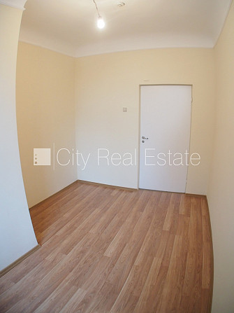 Фасадный дом, вход с улицы, лифт, лестничная клетка после косметического ремонта, Рига - изображение 8