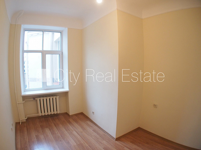 Фасадный дом, вход с улицы, лифт, лестничная клетка после косметического ремонта, Рига - изображение 1