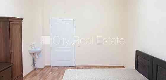 Фасадный дом, реновированный дом, вход с улицы, лифт, лестничная клетка после Рига