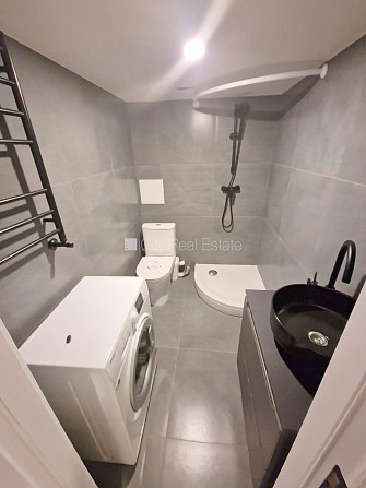 Фасадный дом, реновированный дом, закрытый двор, вход с улицы, полуподвал, Рига - изображение 9