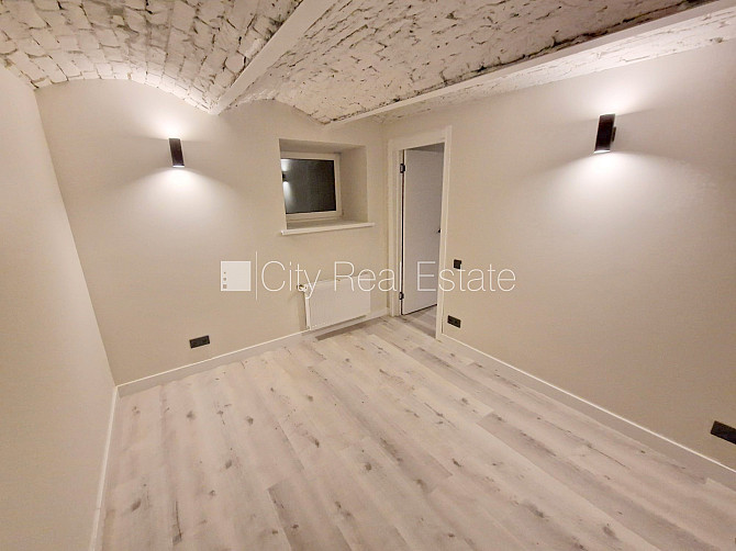 Фасадный дом, реновированный дом, закрытый двор, вход с улицы, полуподвал, Рига - изображение 5