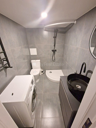 Фасадный дом, реновированный дом, закрытый двор, вход с улицы, полуподвал, Рига - изображение 10