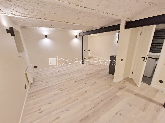 Фасадный дом, реновированный дом, закрытый двор, вход с улицы, полуподвал, Рига - изображение 4