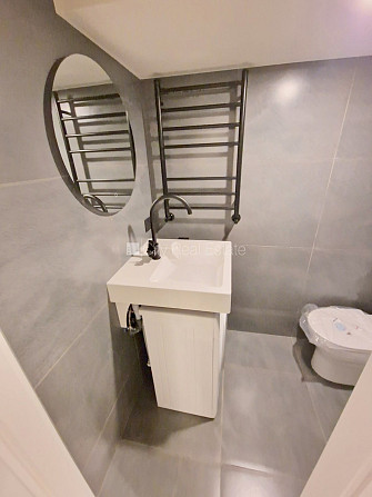 Фасадный дом, реновированный дом, закрытый двор, вход с улицы, полуподвал, Рига - изображение 9