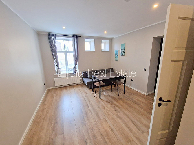 Здание во дворе, реновированный дом, закрытый двор, вход с улицы и со двора, Рига - изображение 5