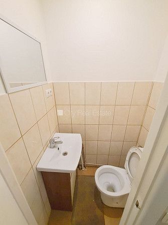 Фасадный дом, закрытый двор, вход с улицы, окна выходят во двор, изолированная Рига - изображение 16