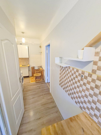 Фасадный дом, закрытый двор, вход с улицы, окна выходят во двор, изолированная Рига - изображение 12