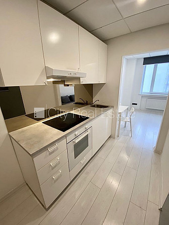 Фасадный дом, реновированный дом, вход с улицы, лифт, лестничная клетка после Рига - изображение 1