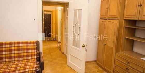 Место для машины, одна изолированная комната, проходные комнаты, высокие потолки, Рига