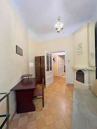 Место для машины, одна изолированная комната, проходные комнаты, высокие потолки, Рига