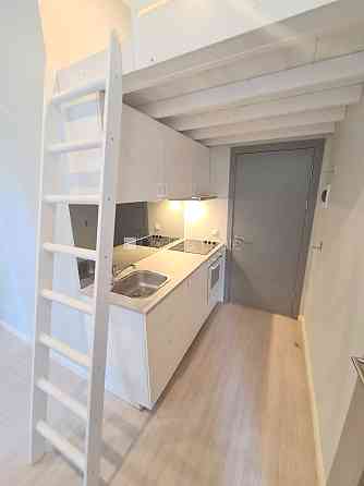 Здание во дворе, реновированный дом, закрытый двор, вход со двора, лестничная Рига