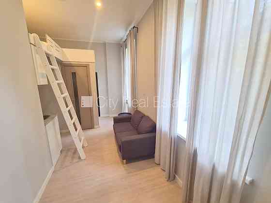 Здание во дворе, реновированный дом, закрытый двор, вход со двора, лестничная Рига