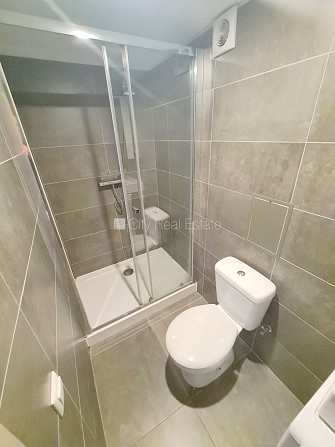 Здание во дворе, реновированный дом, закрытый двор, вход со двора, лестничная Рига - изображение 12