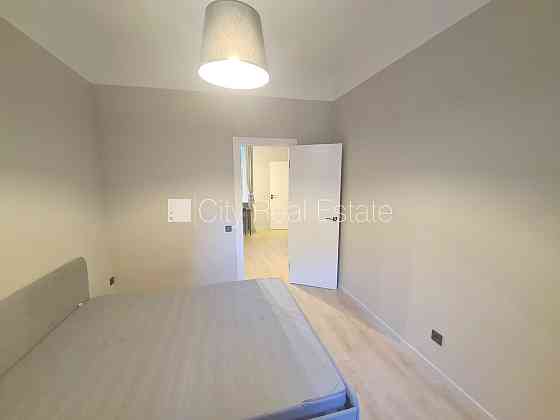 Здание во дворе, реновированный дом, закрытый двор, вход с улицы и со двора, лифт, Рига