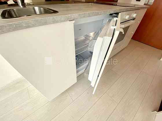 Фасадный дом, реновированный дом, закрытый двор, вход с улицы, лестничная клетка Рига