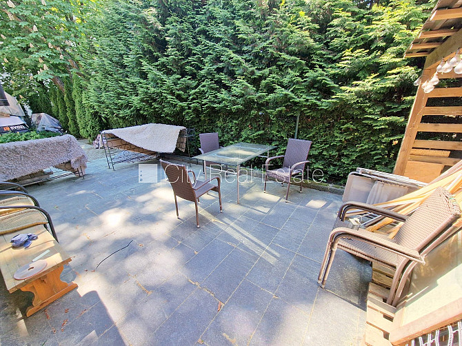 Часть дома, благоустроенный озеленённый двор, место для машины, вход со двора, Юрмала - изображение 19