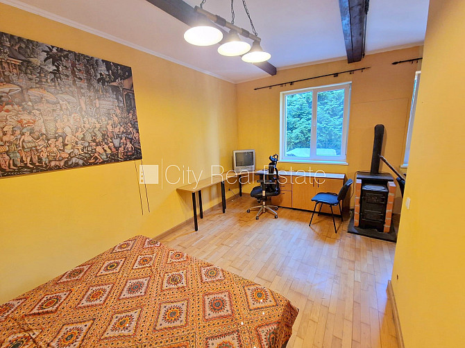 Часть дома, благоустроенный озеленённый двор, место для машины, вход со двора, Юрмала - изображение 7