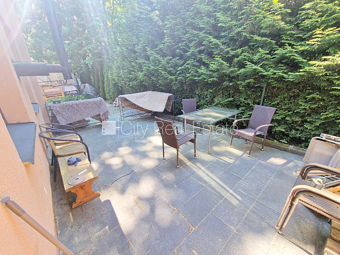 Часть дома, благоустроенный озеленённый двор, место для машины, вход со двора, Юрмала - изображение 18