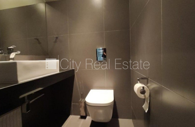 Фасадный дом, реновированный дом, закрытый двор, вход с улицы, лестничная клетка Рига - изображение 12