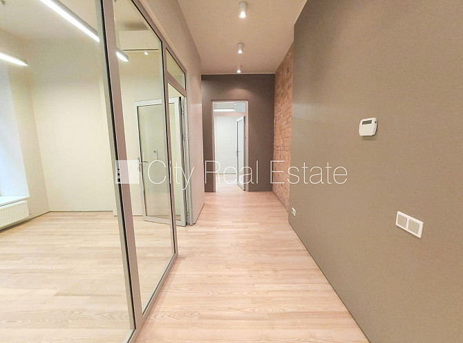 Фасадный дом, реновированный дом, закрытый двор, вход с улицы, лестничная клетка Рига - изображение 7