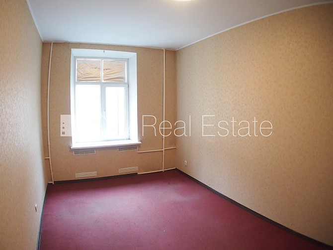 Фасадный дом, вход с улицы, лифт, лестничная клетка после косметического ремонта, Рига - изображение 1