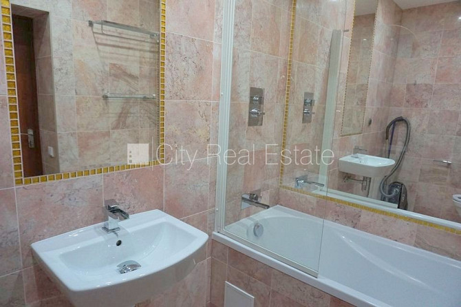 Fasādes māja, ieeja no ielas, ir lifts, kāpņu telpa pēc kapitālā remonta, logi vērsti uz Rīga - foto 10