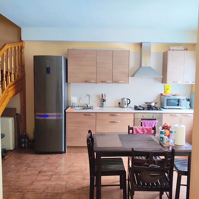 Jaunceltne, labiekārtota apzaļumota teritorija, vieta automašīnai, ieeja no ielas, kāpņu Rīga - foto 2