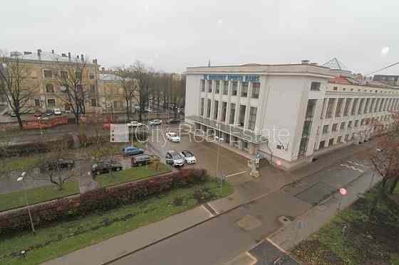 Дом во дворе, реновированный дом, вход с улицы, лестничная клетка после Rīga