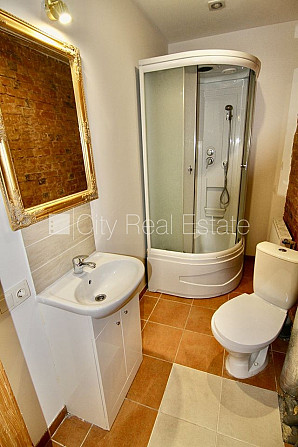 Pagalma māja, renovēta māja, ieeja no ielas, kāpņu telpa pēc kapitālā remonta, logi vērsti Rīga - foto 9