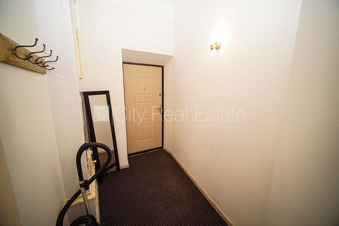 Fasādes māja, renovēta māja, ieeja no ielas, ir lifts, kāpņu telpa pēc kosmētiskā remonta, Rīga - foto 13