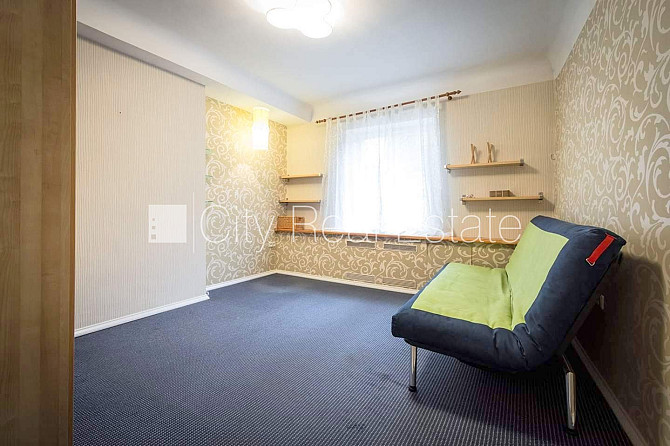 Fasādes māja, ieeja no ielas, kāpņu telpa pēc kosmētiskā remonta, logi vērsti mājas abās Rīga - foto 14