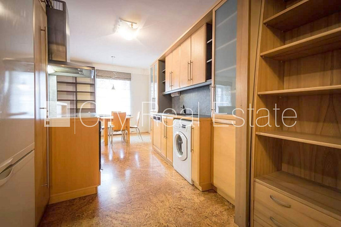 Fasādes māja, ieeja no ielas, kāpņu telpa pēc kosmētiskā remonta, logi vērsti mājas abās Rīga - foto 6