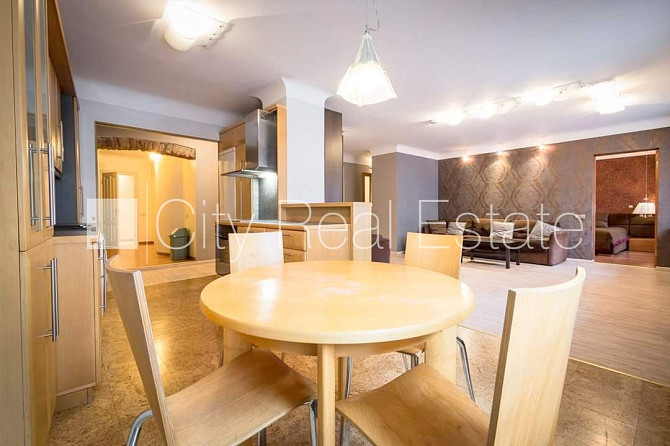 Fasādes māja, ieeja no ielas, kāpņu telpa pēc kosmētiskā remonta, logi vērsti mājas abās Rīga - foto 4