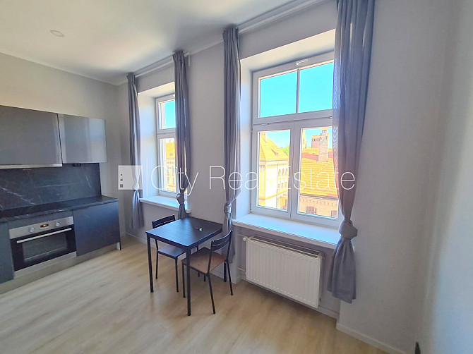 Fasādes māja, renovēta māja, ieeja no ielas un pagalma, ir lifts, kāpņu telpa pēc kapitālā Rīga - foto 7