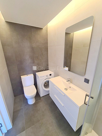 Fasādes māja, renovēta māja, ieeja no ielas un pagalma, ir lifts, kāpņu telpa pēc kapitālā Rīga - foto 13