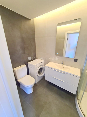 Fasādes māja, renovēta māja, ieeja no ielas un pagalma, ir lifts, kāpņu telpa pēc kapitālā Rīga - foto 12